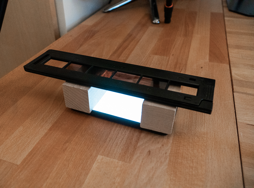 Den Negativhalter habe ich mit zwei HABA-Holzklötzen angehoben.