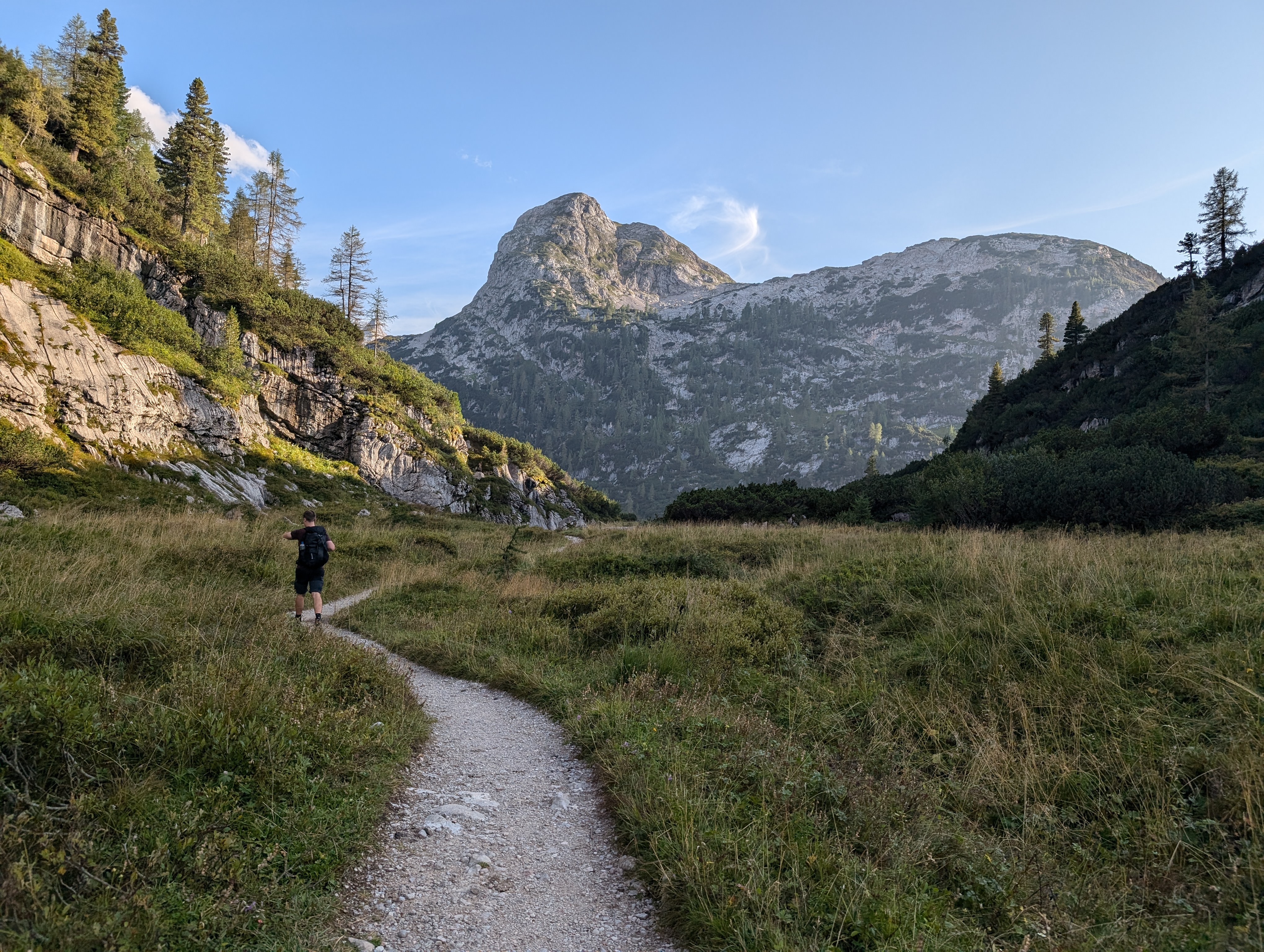 Vor uns liegt hier das Tal wo links dann das Kärlingerhaus ist. Gerade aus ist der Viehkogel.