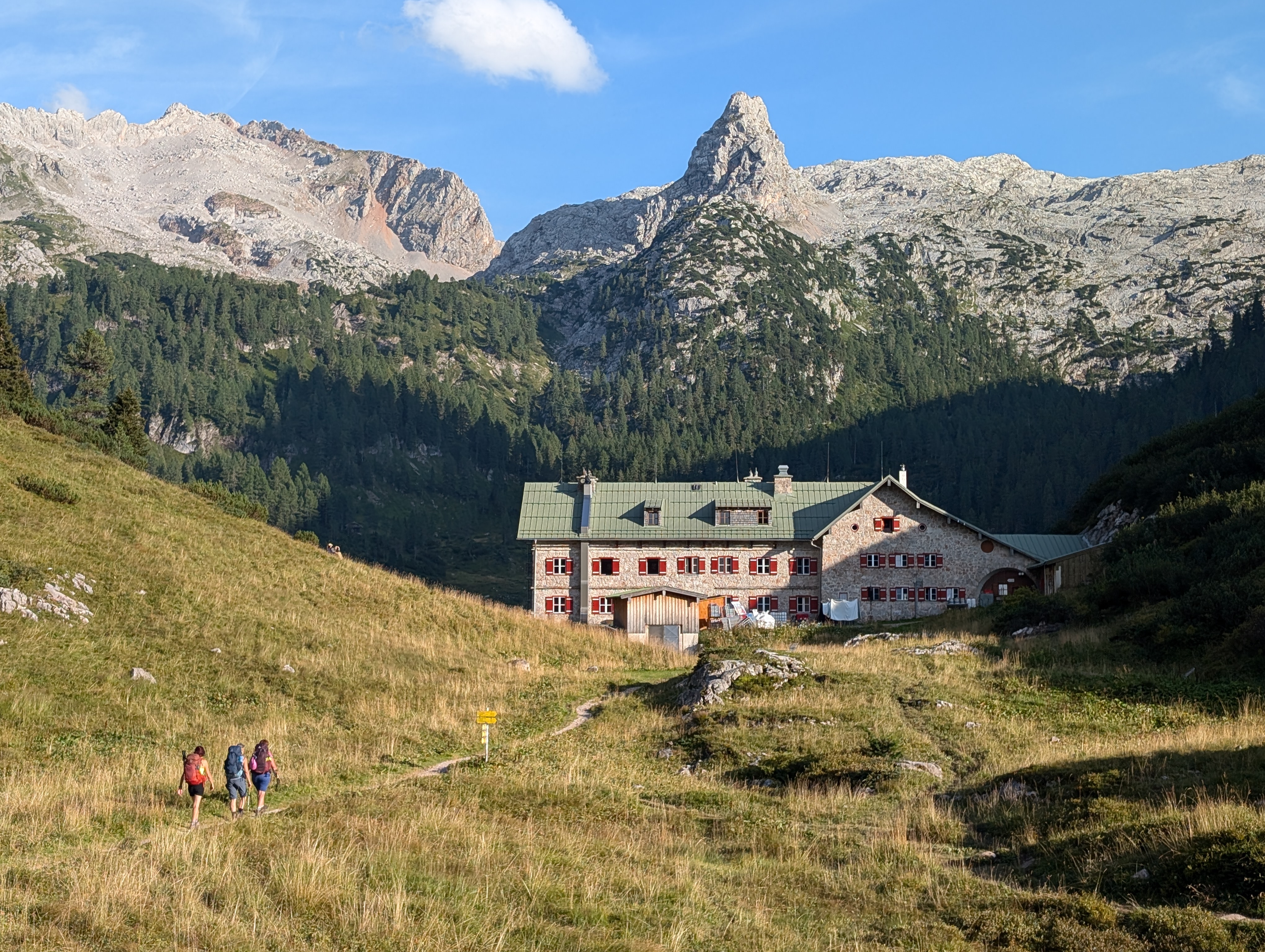 Das Kärlingerhaus mit Schottmalhorn im Hintergrund