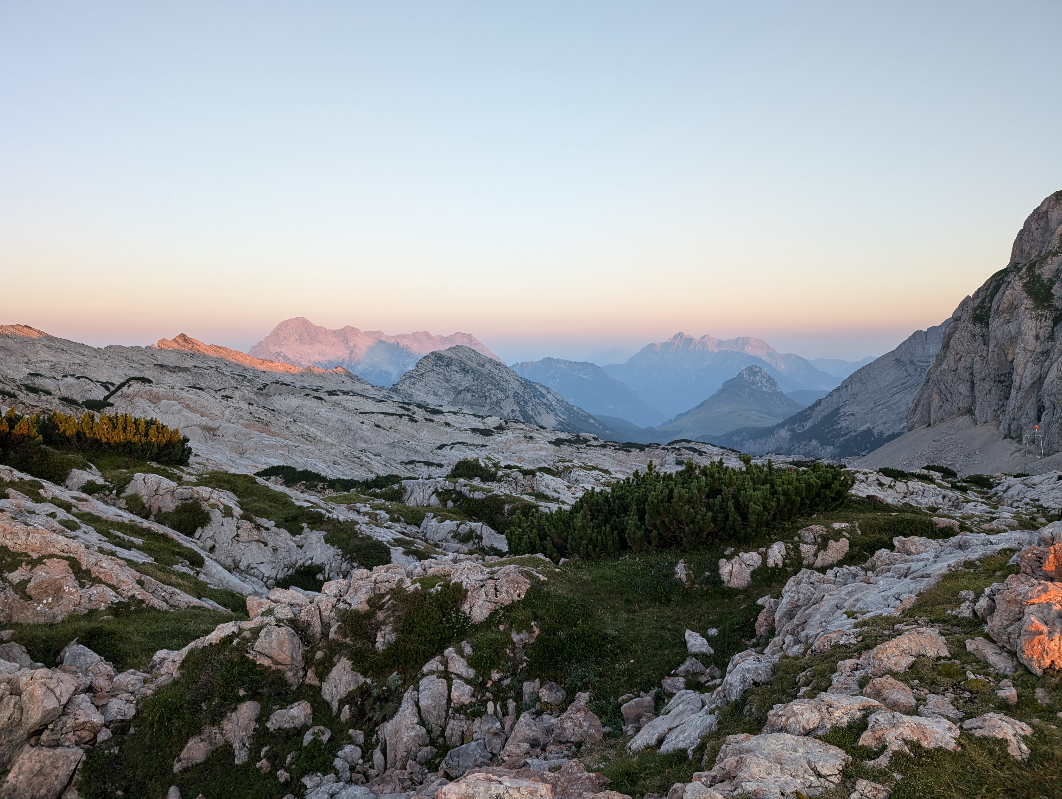 Auf der anderen Seite werden die Berge vom Morgenrot angestrahlt