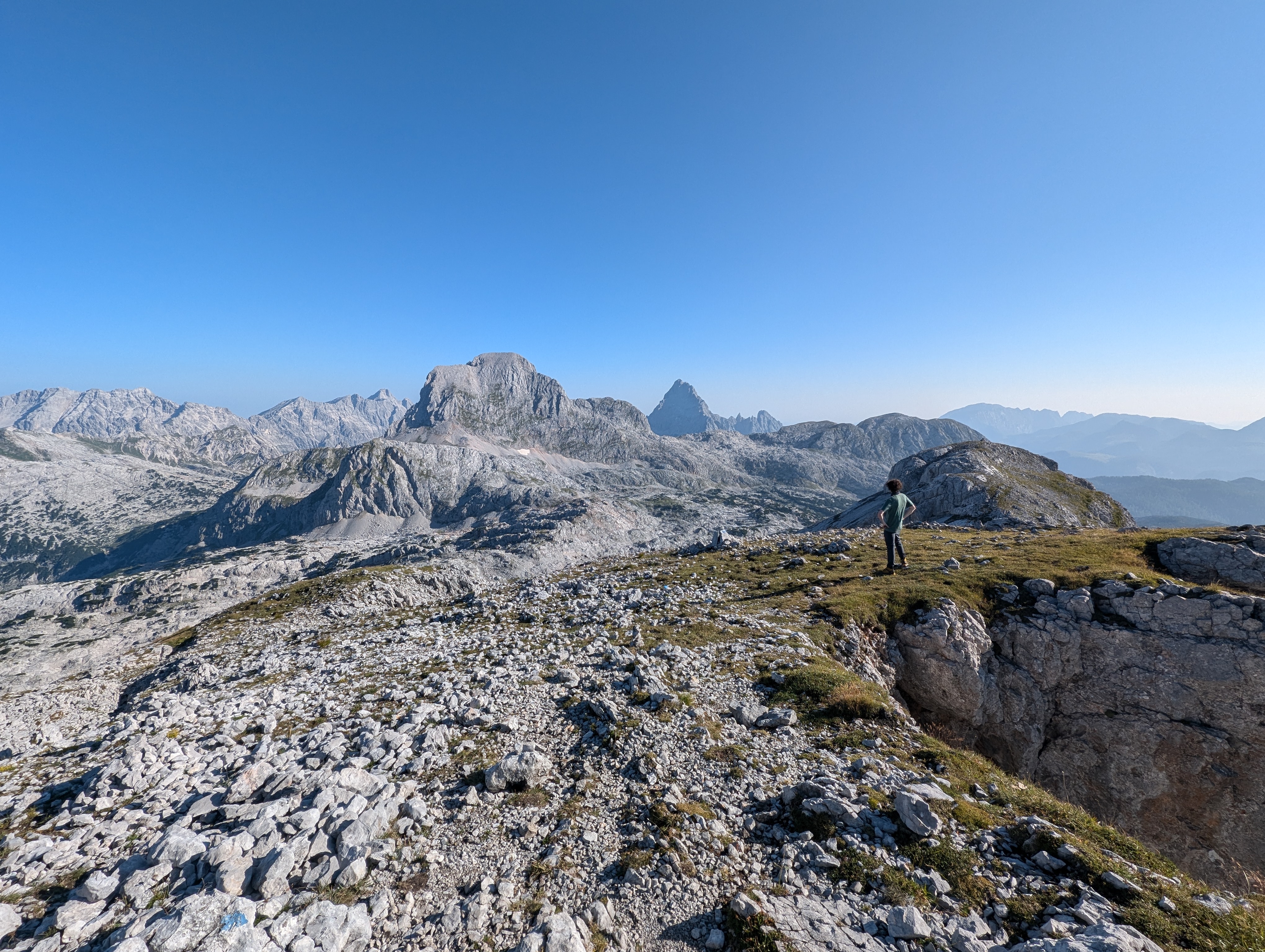 Der Hohe Berg im Vordergrund ist der große Hundskopf, rechts dahinter tut sich der Watzmann auf.