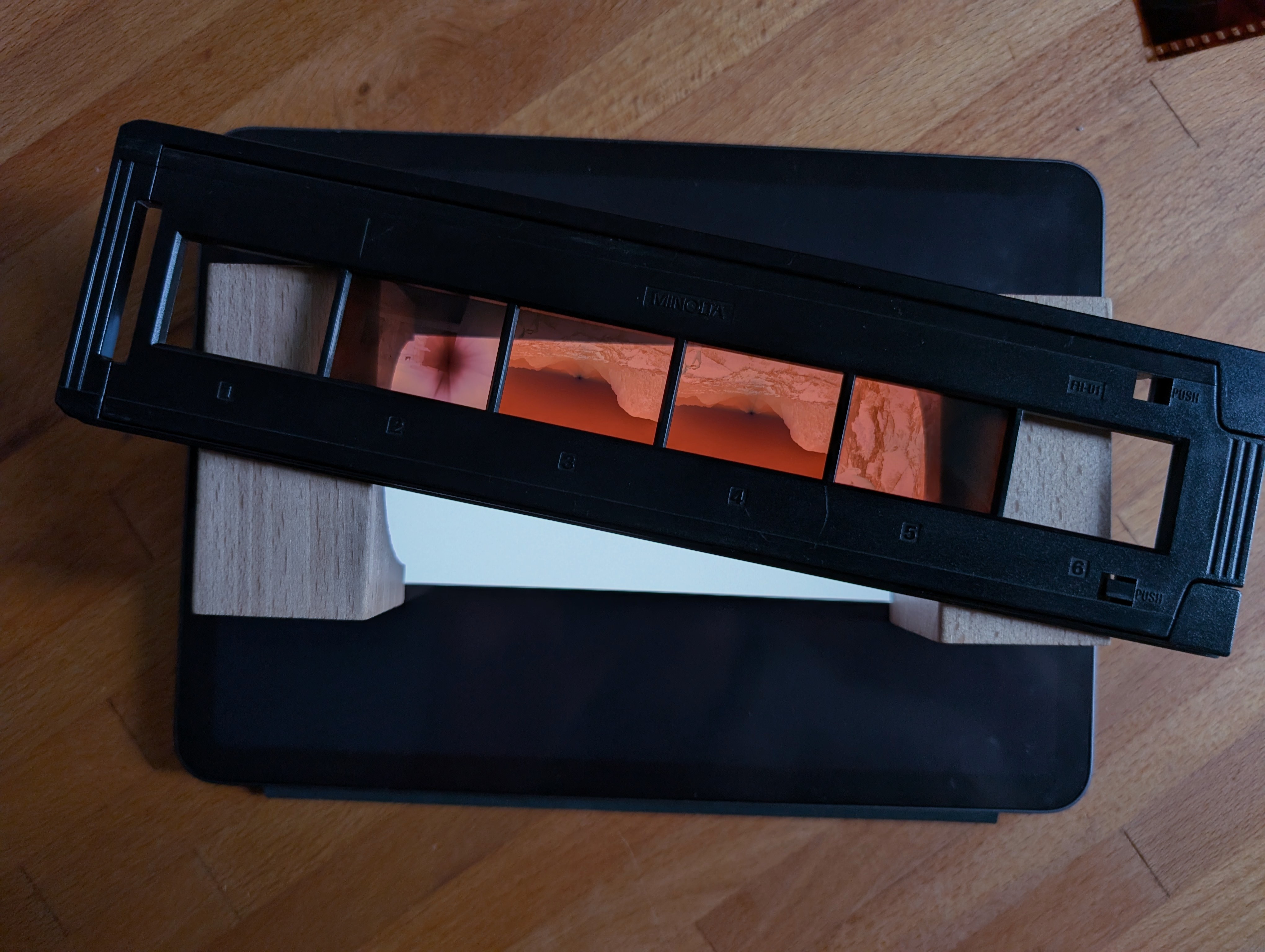 Hier kann man ganz gut erkennen, wie das iPad nur direkt unter dem Negativhalter (hier etwas verschoben) Licht macht.