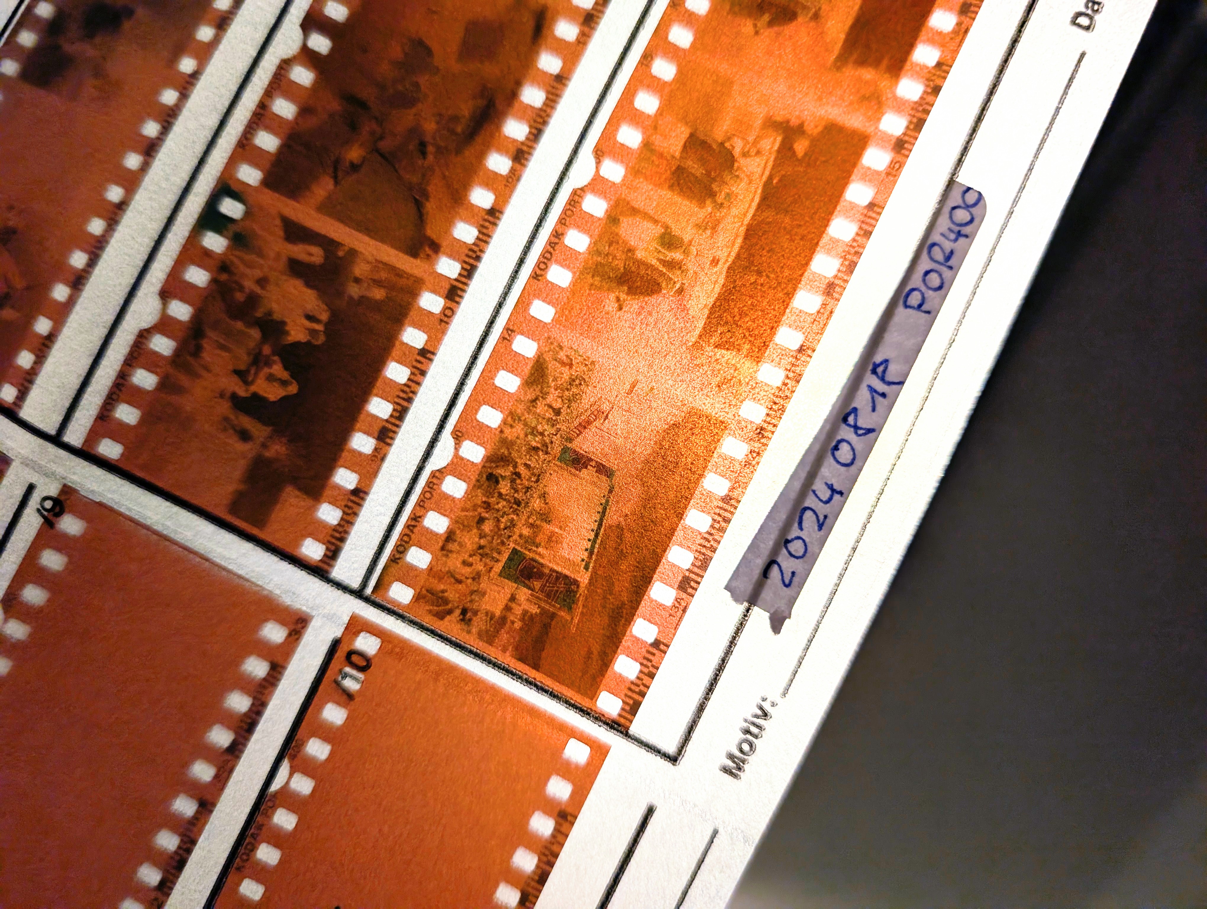 Eine fertige Negativhülle mit Beschriftung. POR400 steht hier für den Film Kodak Portra 400.